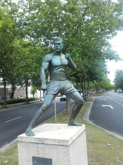 STATUE JEAN CLAUDE VAN DAMME